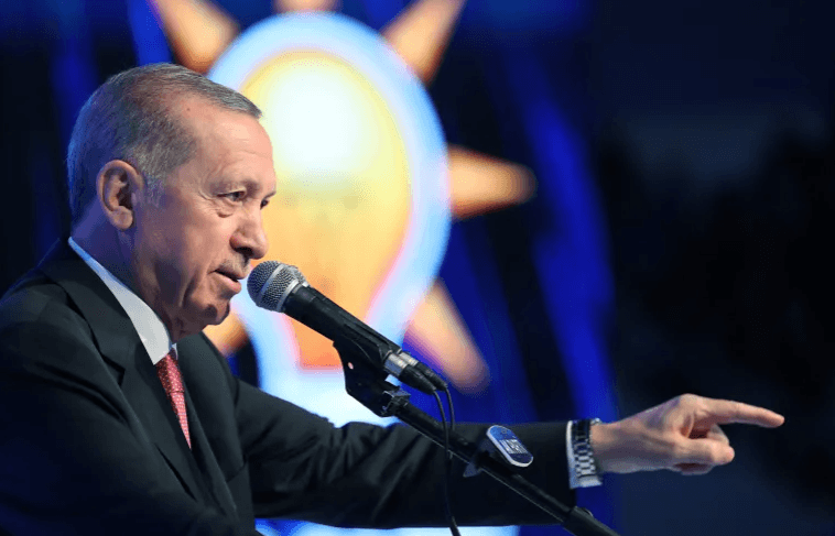 Erdogan në prag të ditës së zgjedhjeve rrit pagat për 45 përqind