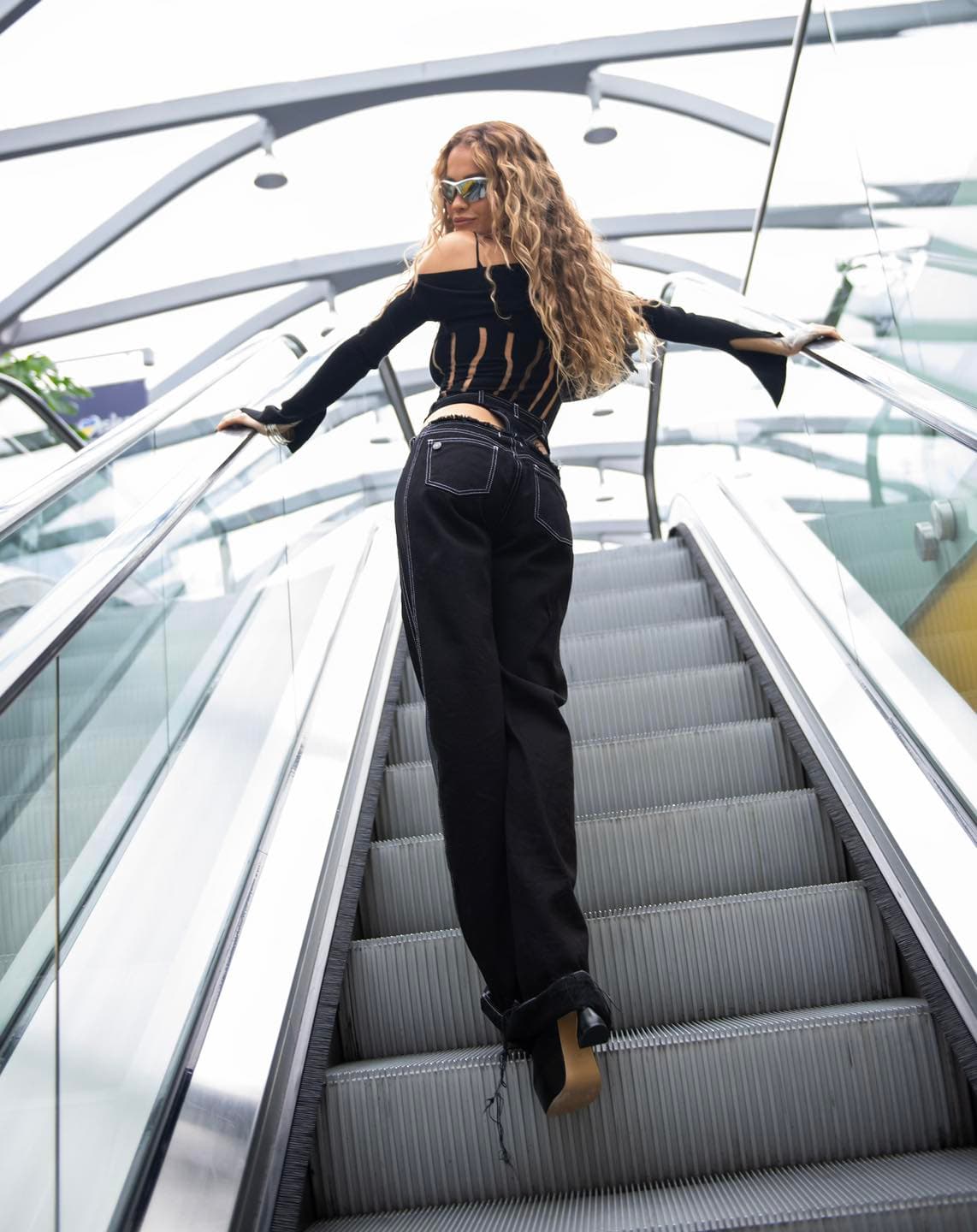 Rita Ora performon sonte në Eurovizion, i pret garuesit në Liverpool (FOTO)