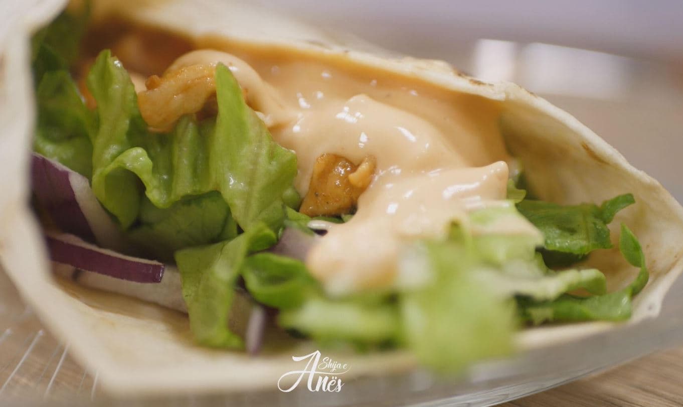 Si të përgatisni tortilla me pulë? (VIDEO)