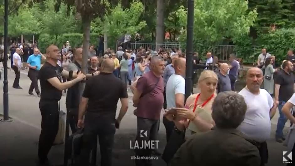 Protestuesit serbë në Zveçan duan protesta më “energjike” (VIDEO)