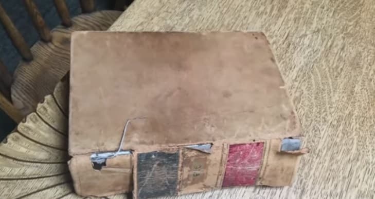 Kthen librin në bibliotekë, të huazuar nga gjyshi 96 vjet më parë