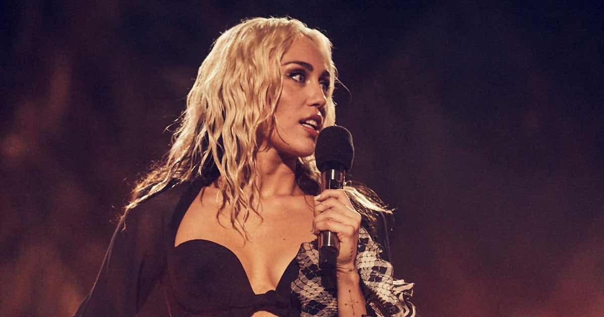 Miley Cyrus sqarohet me fansat rreth deklaratës së fundit lidhur me turneun
