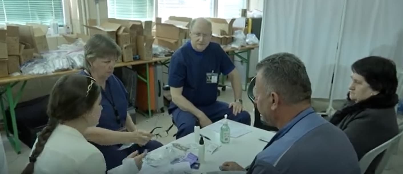 Mjekët amerikanë ua shëndoshin sytë klinasve (VIDEO)