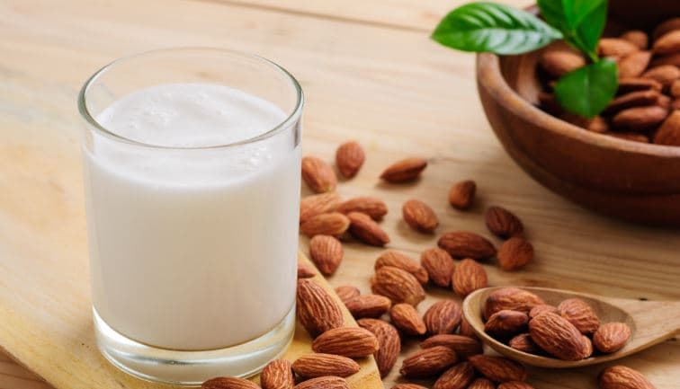 Përmirësoni shëndetin e lëkurës dhe zorrëve me qumësht bajamesh, që mund ta përgatisni në shtëpi