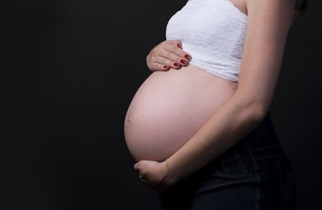 Komplikimet e shtatzënisë mund të rrisin rrezikun e sulmit në tru