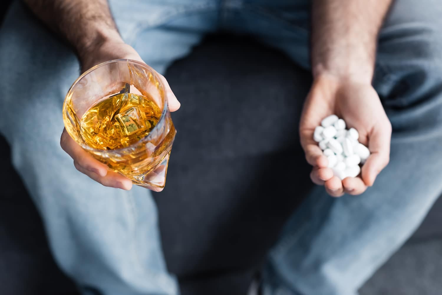 A mund të pini alkool nëse jeni duke përdorur antibiotikë?