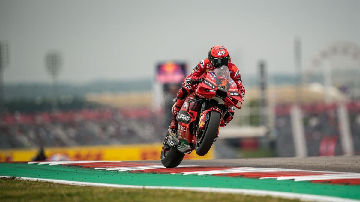 Bagnaia i mposht Marquezët për pole position