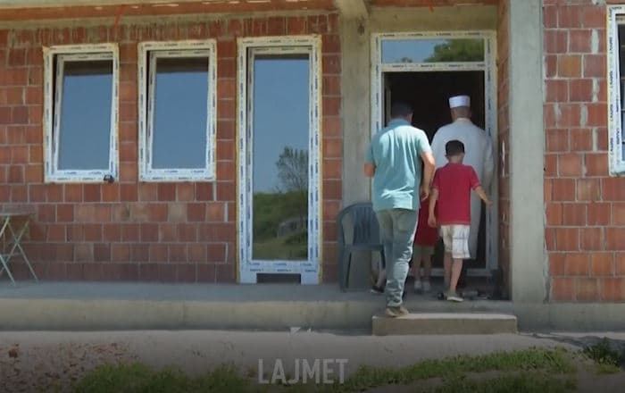 Imami bën me shtëpi familjen katolike në Pjetërshan (VIDEO)