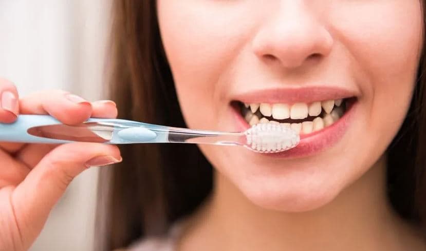 Dentistët tregojnë gabimet që bëhen zakonisht gjatë larjes së dhëmbëve