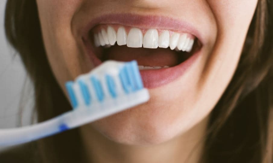 Dentistët: Mos e lagni kurrë furçën e dhëmbëve përpara se të vendosni pastën