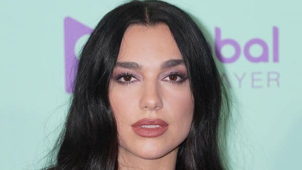 Dua Lipa kritikon ministrat britanikë për atë që thanë rreth emigrantëve shqiptarë