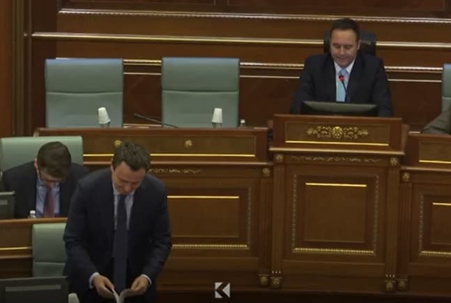 Ballafaqimi parlamentar, Kurti, “luftë fytafyt” me opozitën (VIDEO)