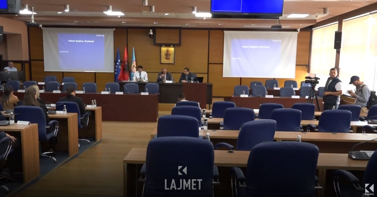 LVV-ja dhe AAK-ja shkarkojnë 20 aksionarë të ndërmarrjeve publike në kryeqytet (VIDEO)