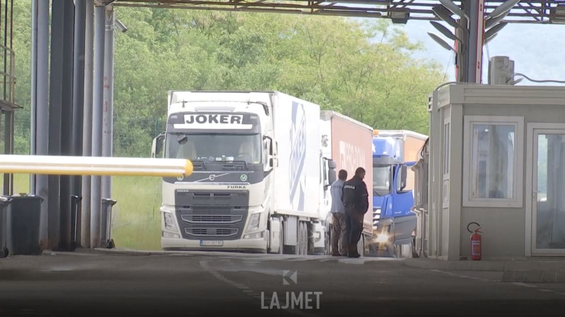 Qeveria ndaloi mallrat serbe, shitësit menjëherë i rritën çmimet (VIDEO)