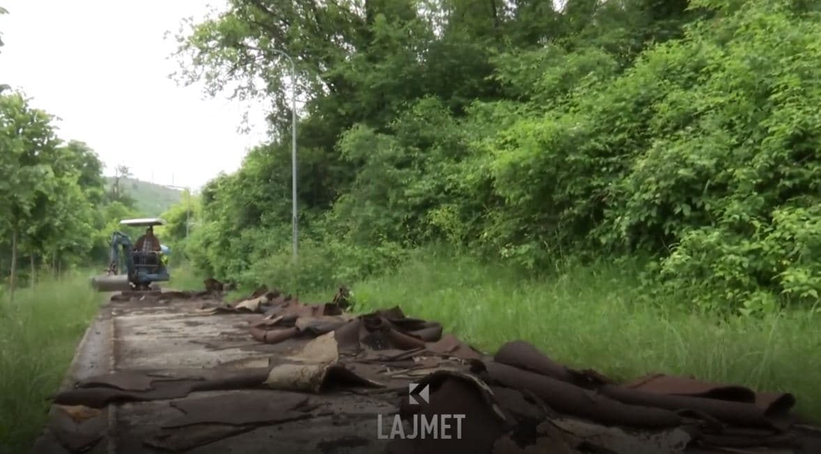 Parku i Taukbahçes: Hiqet shtresa e vjetër e shtregut, vjen e reja (VIDEO)