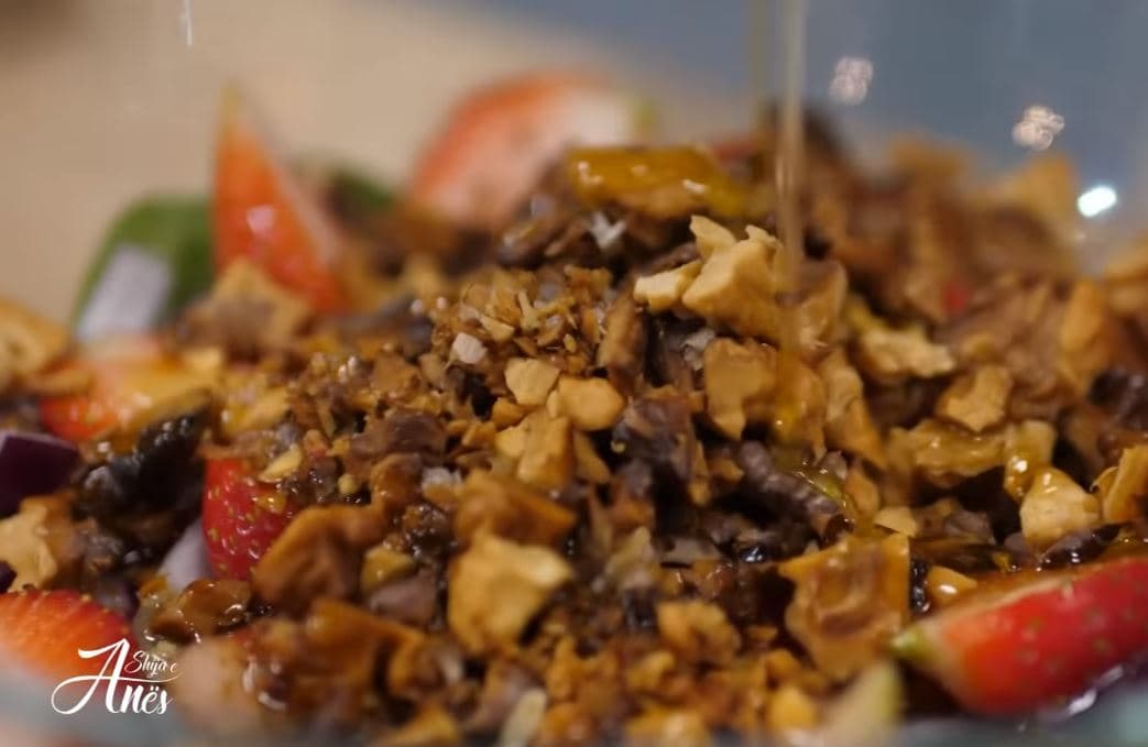 Receta nga “Shija e Anës” për këtë javë: Sallatë me dredhëza, spinaq dhe arra të pjekura (VIDEO)