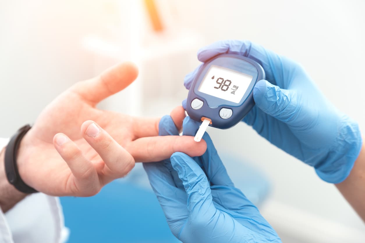 Simptomat e diabetit përfshijnë një dhimbje të pazakontë në këmbë