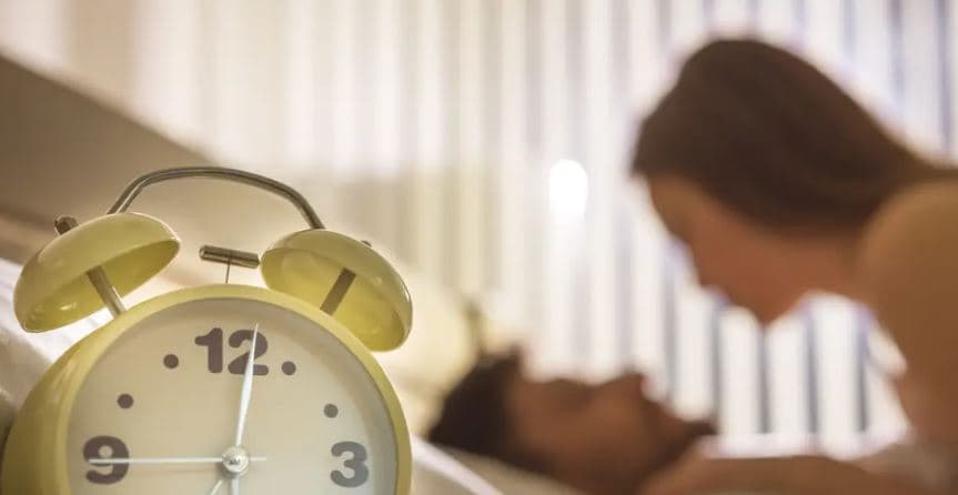 Ekspertët: Ora 21:00 nuk është e duhura për të bërë seks
