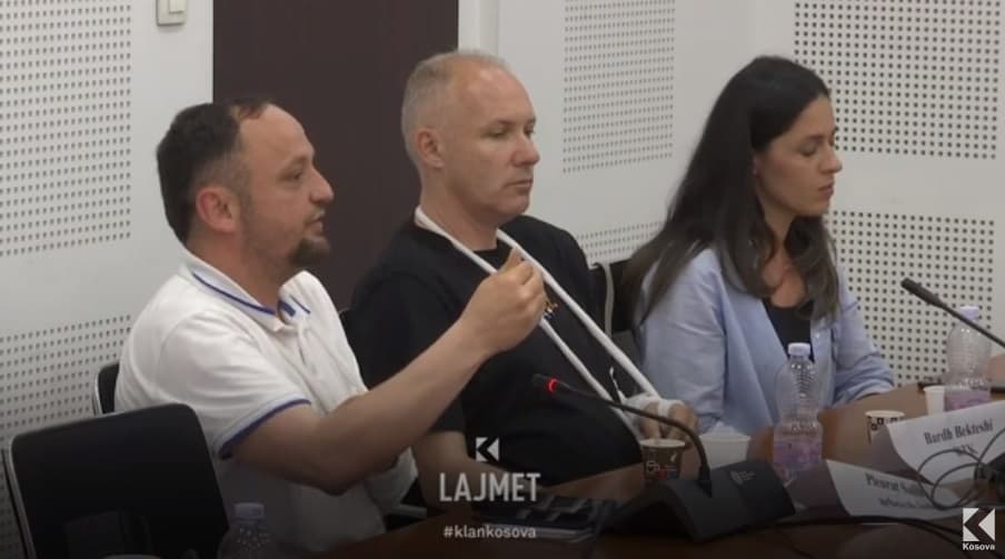 Gazetarët e sulmuar në veri inkurajohen në Komisionin Parlamentar për Media: Mos u ndalni (VIDEO)