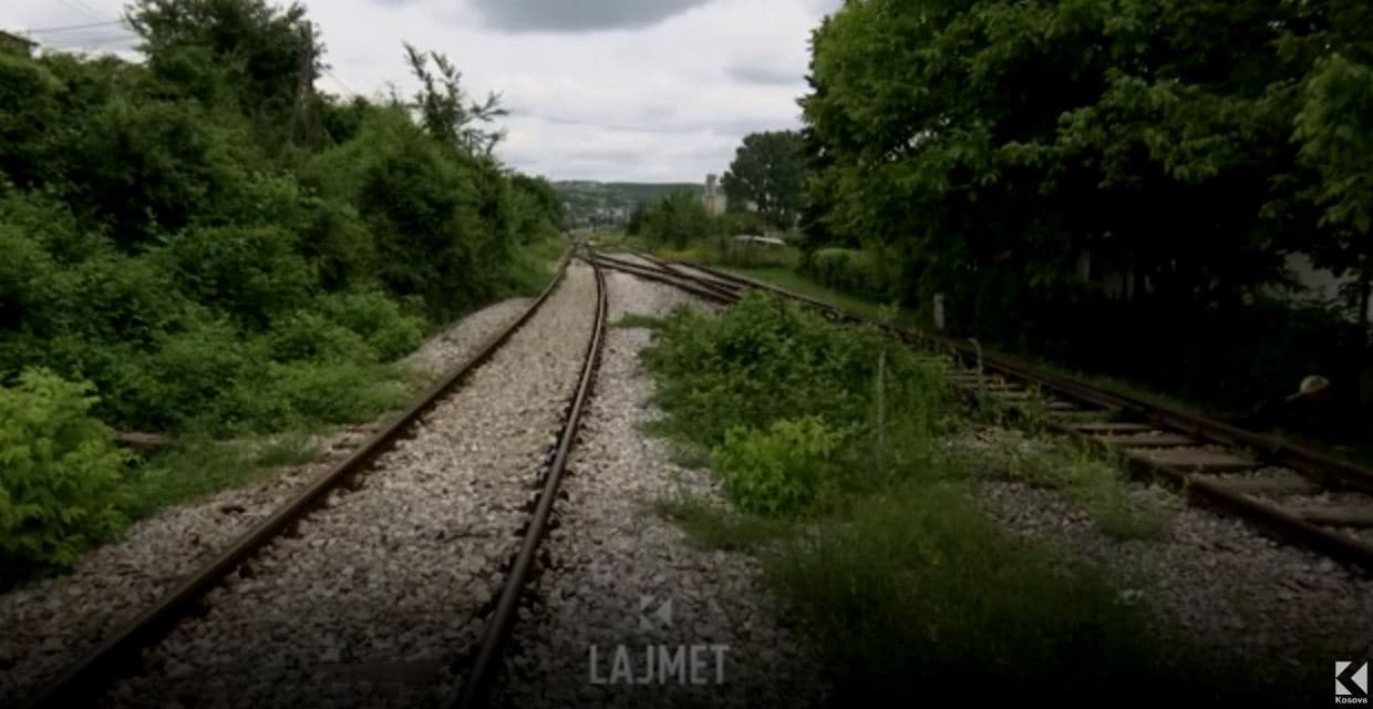 Treni mbyt shpërndarësin e bukës në Klinë (VIDEO)