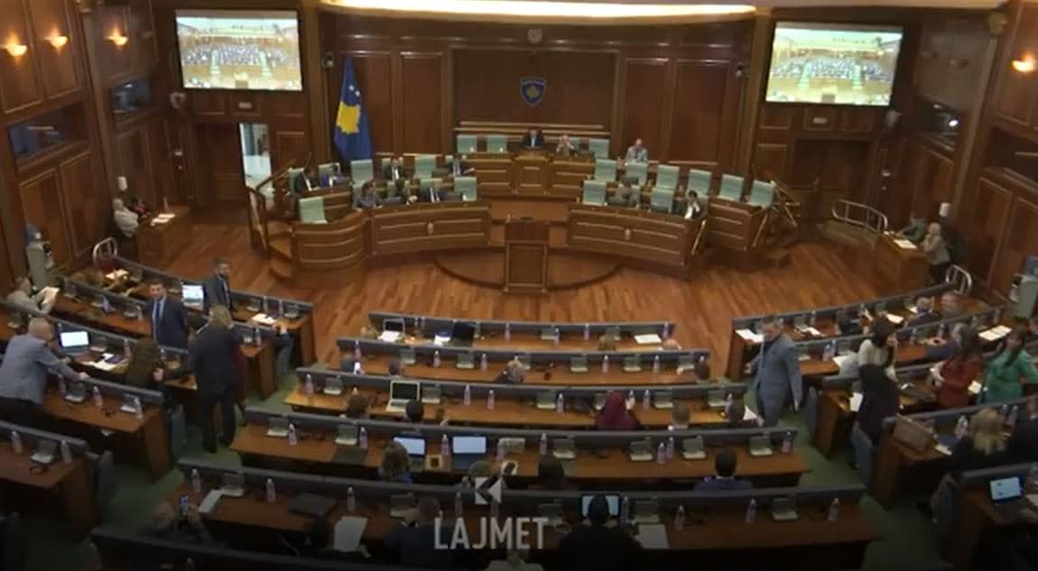 Ngjallet kuvendi, AAK-ja lobon për mocion (VIDEO)
