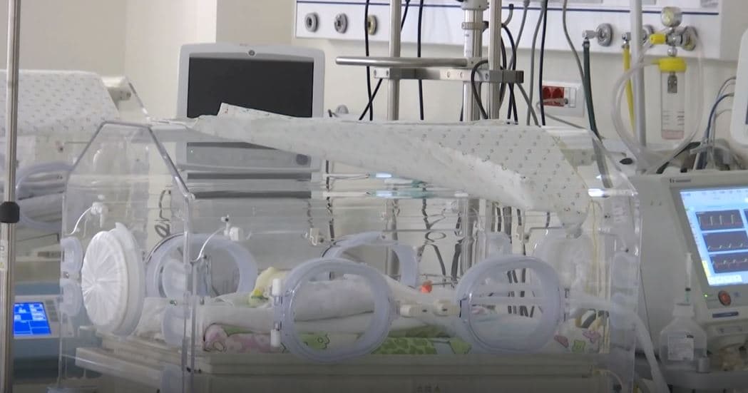 Mungon ilaçi i bebeve në Neonatologji, prindërit e blejnë atë deri në 700 € (VIDEO)