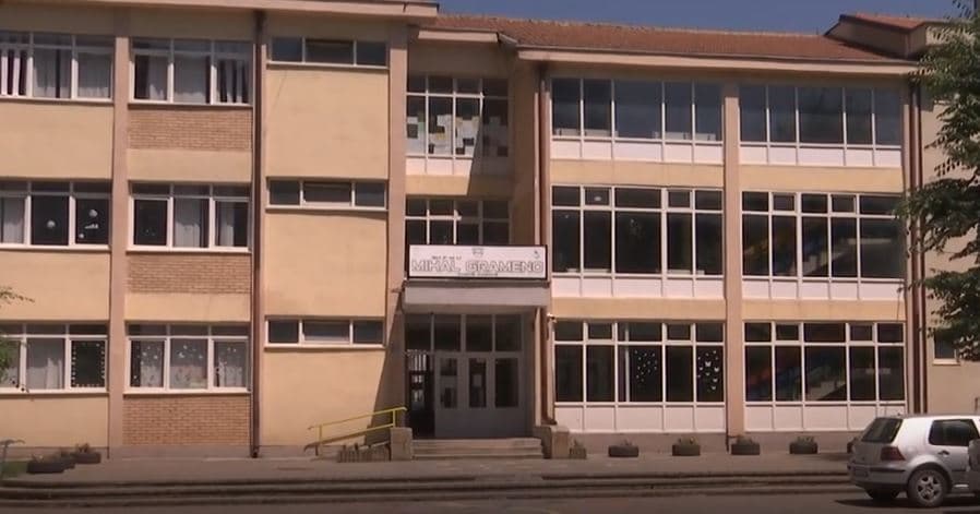 Parashkollorët obligativë: Shkollat nuk kanë vend për ta (VIDEO)