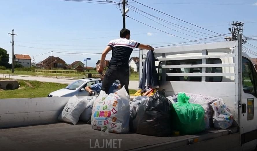Iniciativa në Lipjan: Banullasit grumbullojnë rroba për bamirësi (VIDEO)