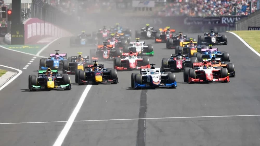 Hauger dominon në Formula 2