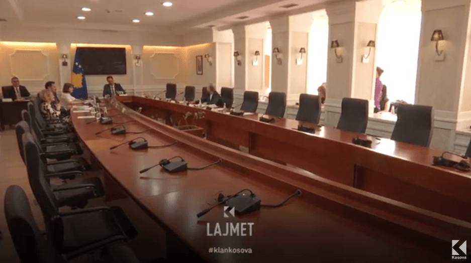 Opozita s'voton, pushteti s'mjafton, komisionet parlamentare dështojnë (VIDEO)