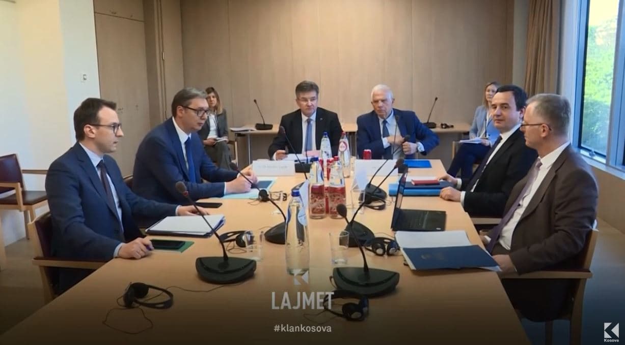 Lajçak: S'i mbaj anën as Kurtit e as Vuçiqit (VIDEO)