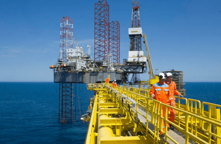 OPEC dhe IEA dallojnë në parashikimet për kërkesën e naftës