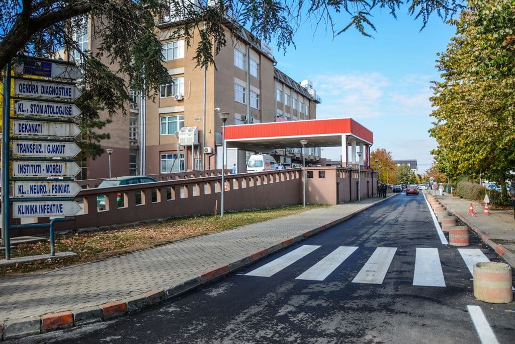 Dy raste me koronavirus dhe tre me grip të derrave po trajtohen në Klinikën Infektive
