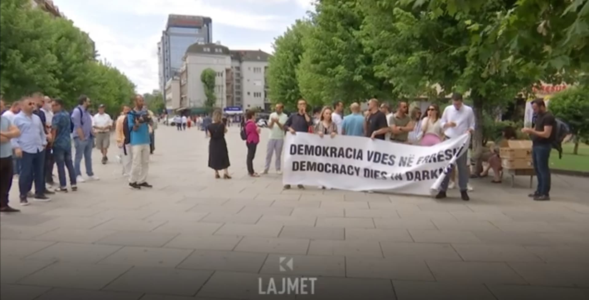 Me “bilbila” kundër qeverisë, për Klanin (VIDEO)