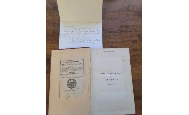 Një libër i huazuar para 120 vjetësh i kthehet bibliotekës në Virxhinia
