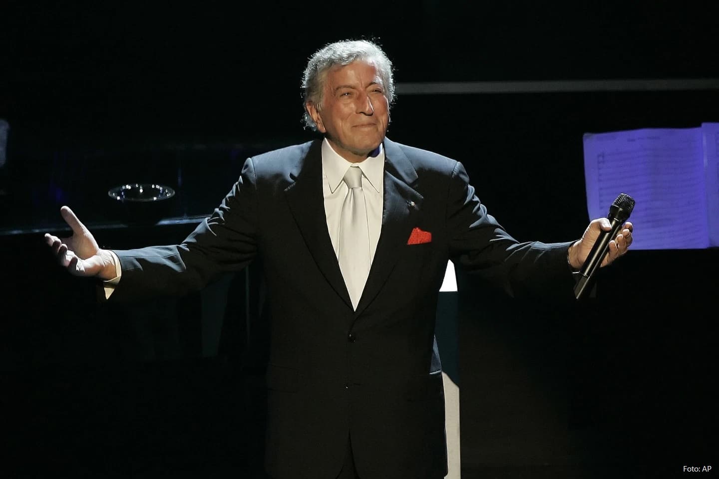 Vdes këngëtari Tony Bennett në moshën 96 vjeçare