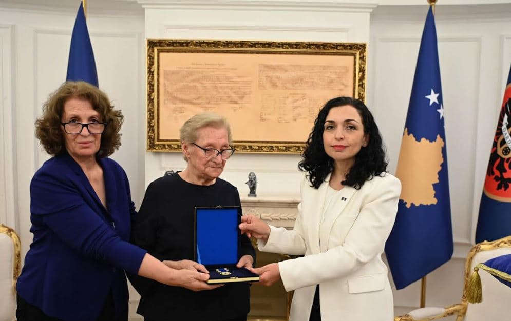Osmani dekoroi post mortem regjisorin Bekim Lumi me Medaljen Presidenciale të Meritave