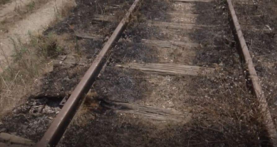 Zjarri në Radost të Rahovecit dëmton 450 metra të hekurudhës (VIDEO)