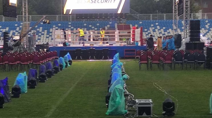 Për shkak të shiut, shtyhen meçet e boksit në Prishtinë