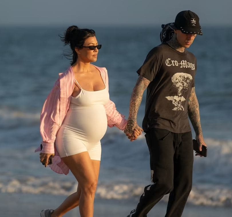 Kourtney Kardashian po shijon pushimet dhe shtatzëninë e katërt