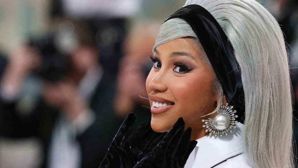Mikrofoni i hedhur nga Cardi B i bën 100 mijë dollarë për bamirësi