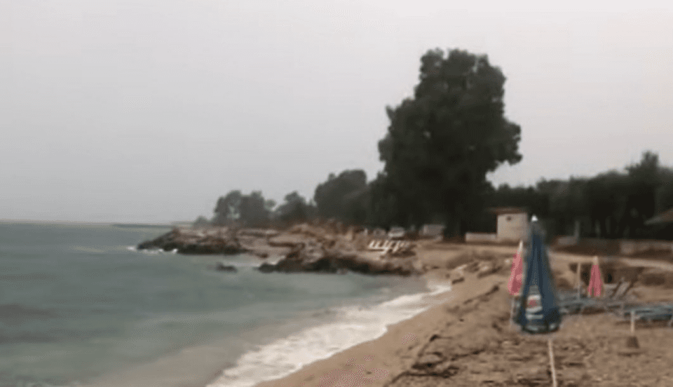 Plazhe bosh dhe trafik i rënduar në bregdetin shqiptar, shiu largoi pushuesit