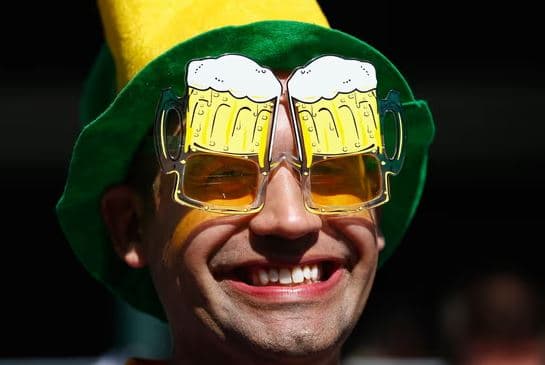 Studimi i 'syzeve të birrës' zbulon se alkooli nuk i bën njerëzit të duken më të bukur