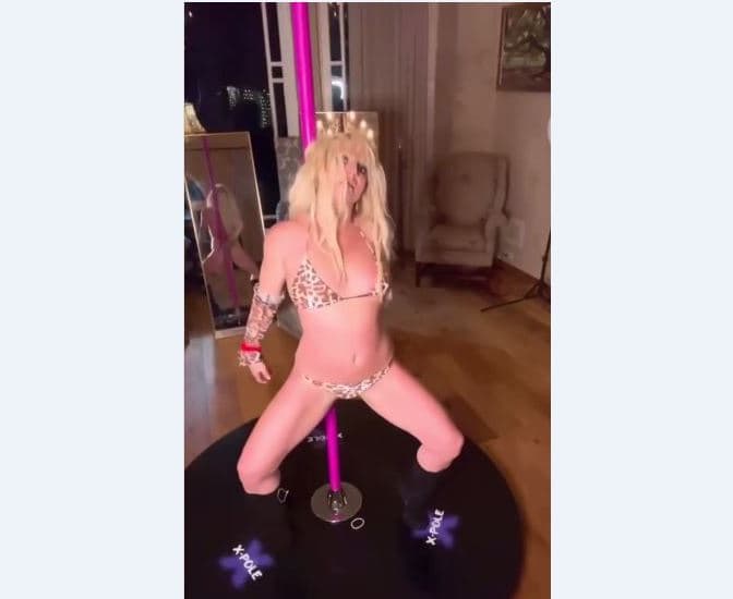 Britney Spears tregon shkathtësitë e vallëzimit në shtyllë, e veshur me bikini (VIDEO)