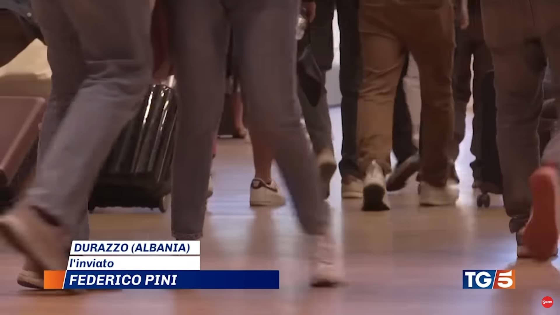 “Canale 5”: Aeroporti i Tiranës flet italisht (VIDEO)
