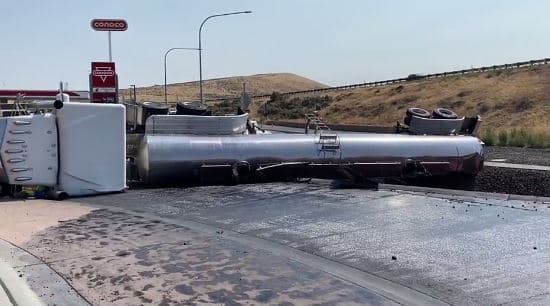 Kamioni i përmbysur derdh verë të kuqe në rrethrrotullimin e Uashingtonit (VIDEO)