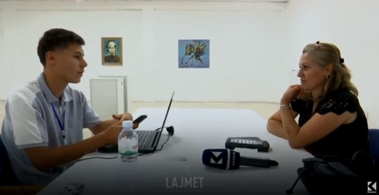 Të rinjtë në Ferizaj i mësojnë prindërit si të aplikojnë për librat shkollorë (VIDEO)