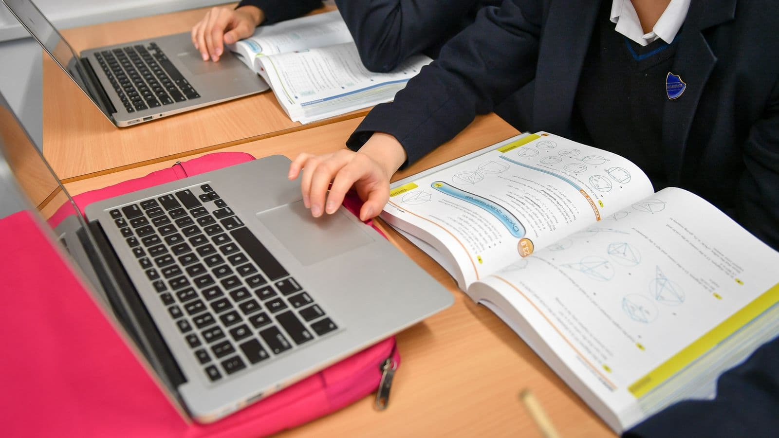 Hulumtim: Studentët po kërkojnë më shumë ndihmë nga AI për detyra sesa tek profesorët