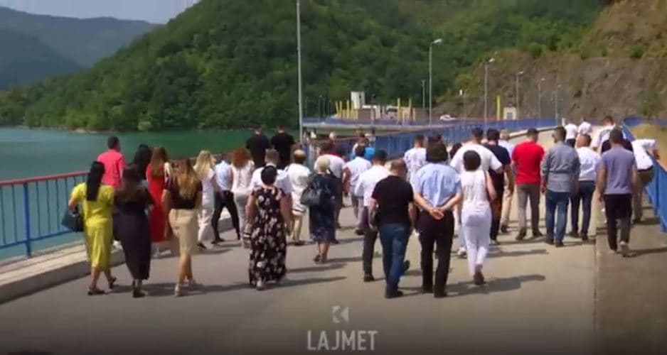 Studentët “patriotë” të Teknikut me polici drejt Ujmanit (VIDEO)