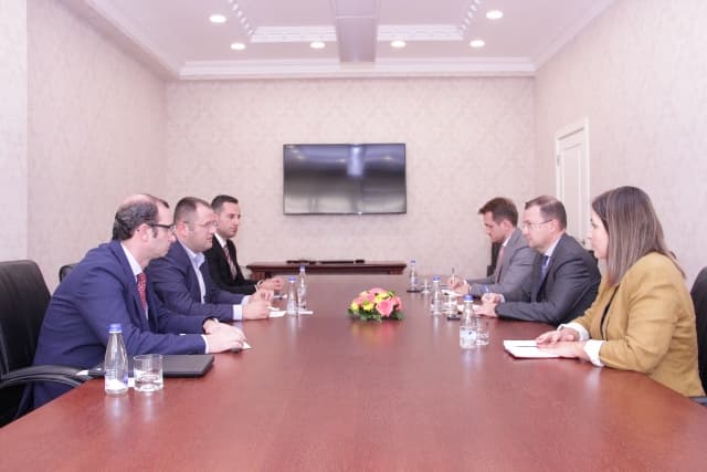 Guvernatori Ismaili pret në takim shefin e BERZH-it për Kosovë, Maslichenko